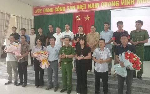 Ra mắt lượng tham gia bảo vệ ANTT ở cơ sở.